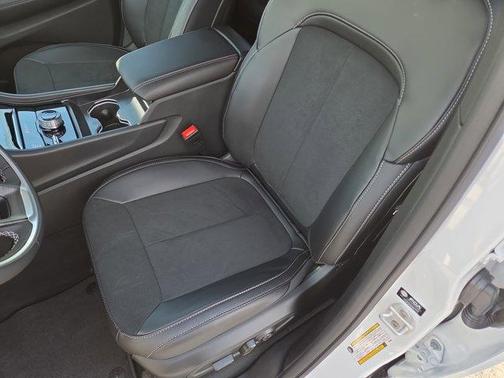 Bright White Clearcoat 2026 Jeep Grand Cherokee Laredo
