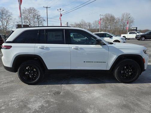 Bright White Clearcoat 2026 Jeep Grand Cherokee Laredo