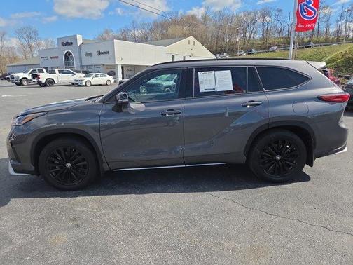 Gray 2023 Toyota Highlander XSE