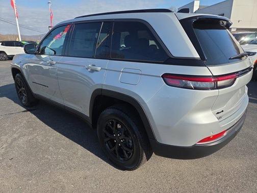 Silver Zynith 2026 Jeep Grand Cherokee Laredo