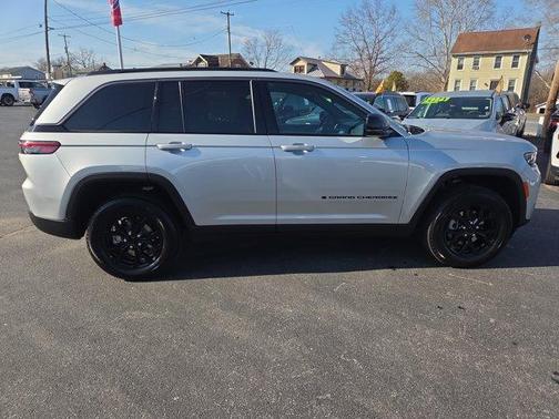 Silver Zynith 2026 Jeep Grand Cherokee Laredo