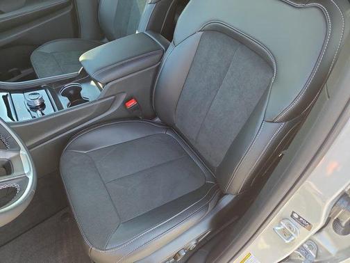 Silver Zynith 2026 Jeep Grand Cherokee Laredo