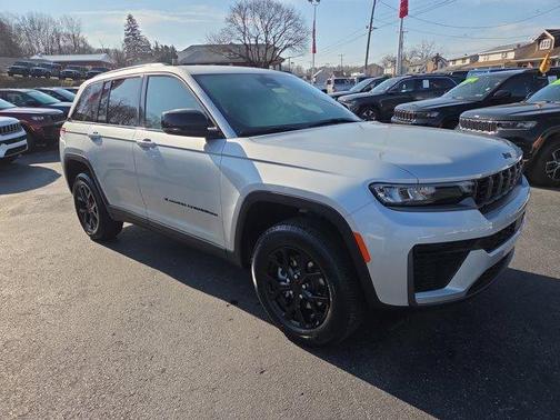 Silver Zynith 2026 Jeep Grand Cherokee Laredo