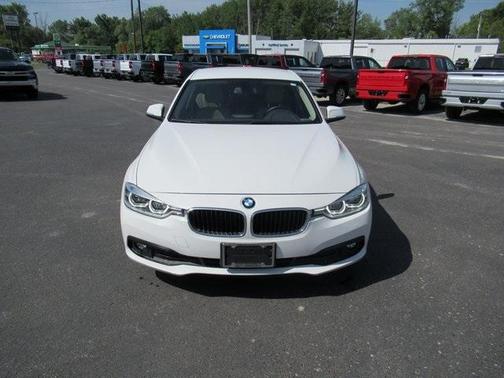 Photo 2 of 25 of 2018 BMW 320 i xDrive