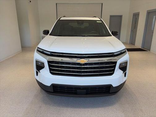 Summit White 2026 Chevrolet Traverse LT