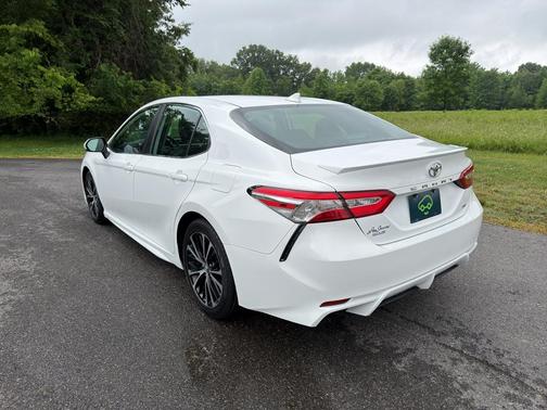 Super White 2020 Toyota Camry SE