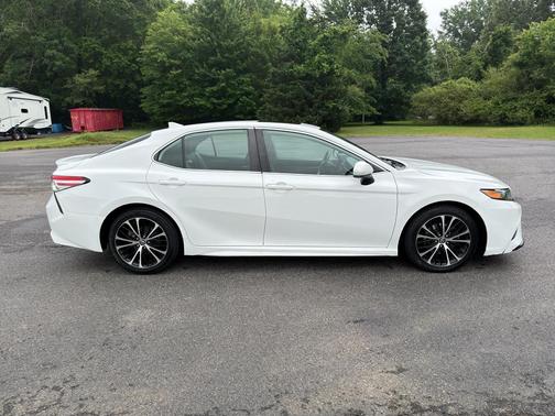 Super White 2020 Toyota Camry SE
