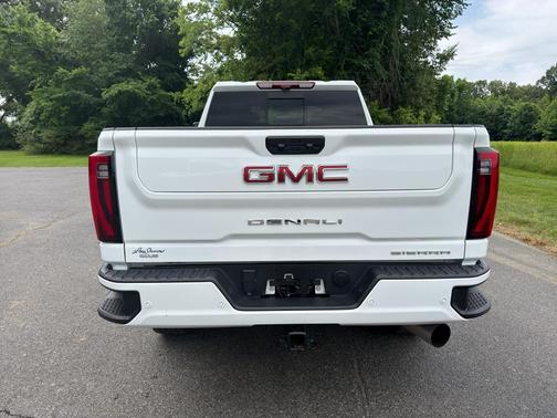 Summit White 2024 GMC Sierra 2500 Denali