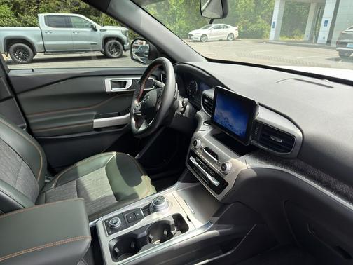 Star White Metallic Tri-Coat 2022 Ford Explorer Timberline