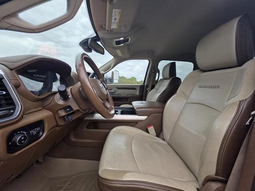 2022 RAM 3500 Laramie Crew Cab 4x4 8' Box