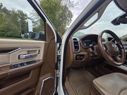 2022 RAM 3500 Laramie Crew Cab 4x4 8' Box