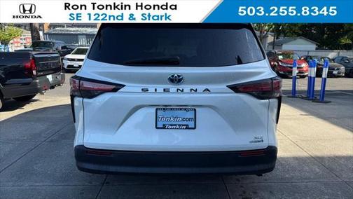 2021 Toyota Sienna XLE 8 Passenger