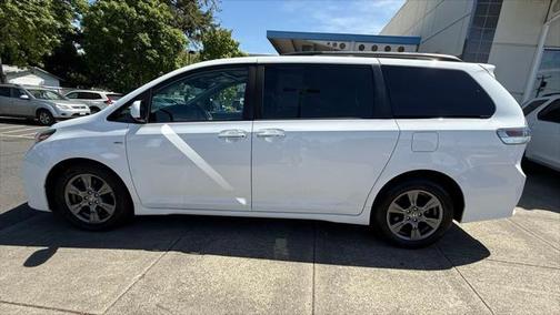 2020 Toyota Sienna SE