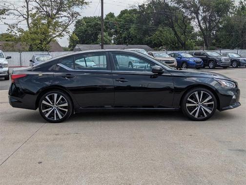 Photo 2 of 28 of 2021 Nissan Altima 2.5 SR