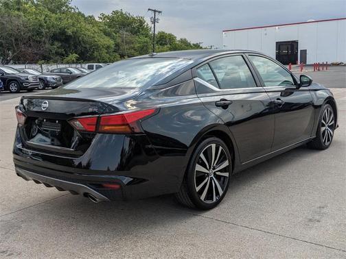 Photo 3 of 28 of 2021 Nissan Altima 2.5 SR