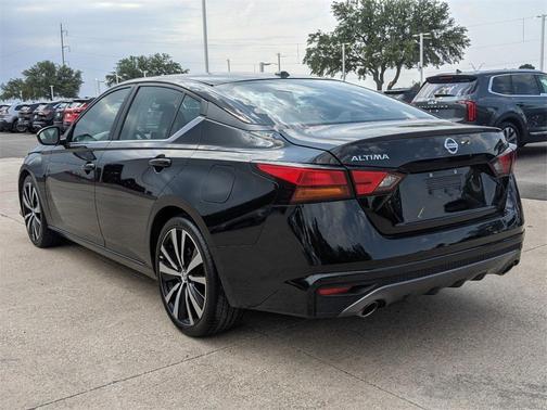 Photo 5 of 28 of 2021 Nissan Altima 2.5 SR