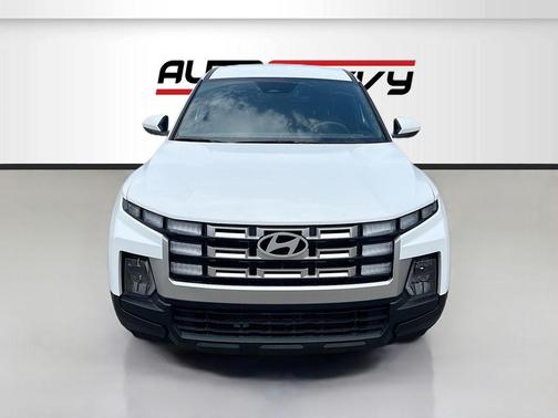 Atlas White 2025 Hyundai SANTA CRUZ SE