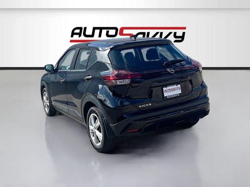 Super Black 2022 Nissan Kicks S