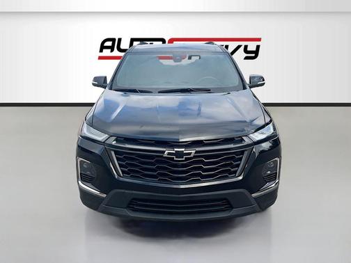 Mosaic Black Metallic 2023 Chevrolet Traverse LT Cloth
