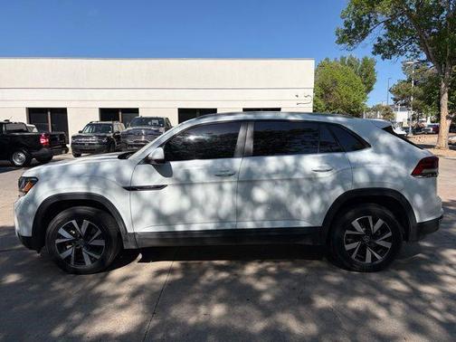 Pure White 2022 Volkswagen Atlas Cross Sport 2.0T SE