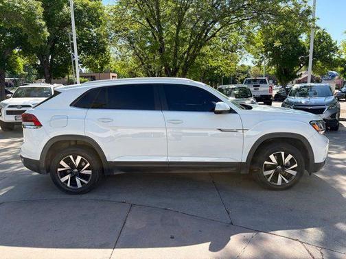 Pure White 2022 Volkswagen Atlas Cross Sport 2.0T SE