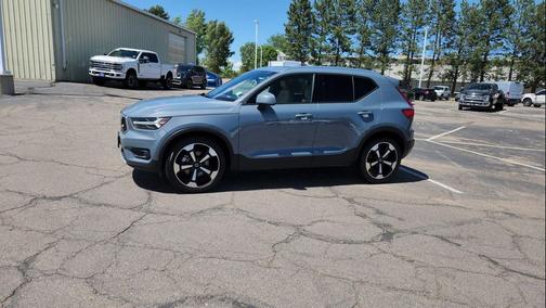 Thunder Grey Metallic 2020 Volvo XC40 T5 Momentum