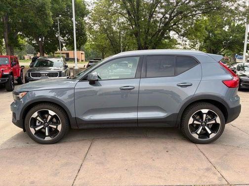 Thunder Grey Metallic 2020 Volvo XC40 T5 Momentum