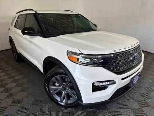 Star White Metallic Tri-Coat 2023 Ford Explorer XLT