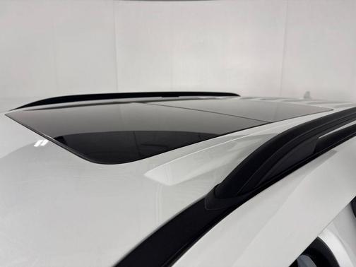 Star White Metallic Tri-Coat 2023 Ford Explorer XLT