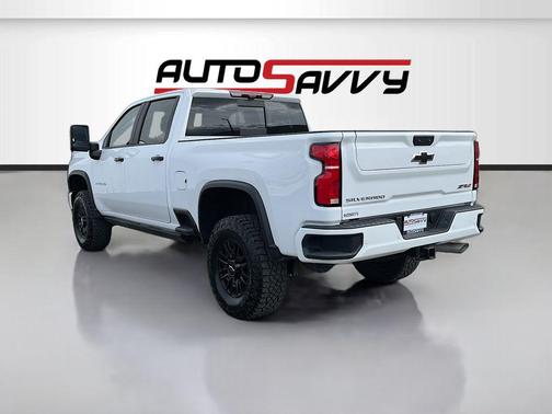 Summit White 2024 Chevrolet Silverado 2500 4WD Crew Cab Standard Bed ZR2