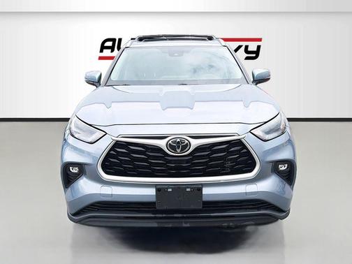 Moon Dust 2022 Toyota Highlander XLE