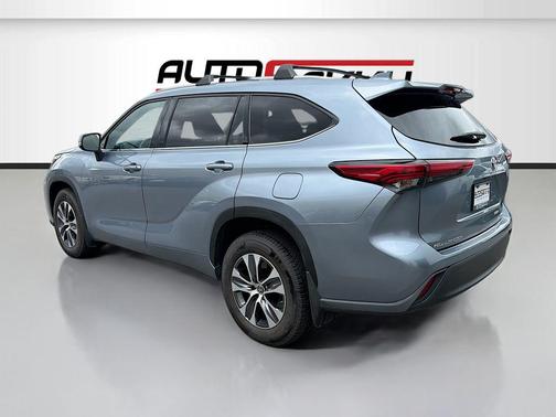 Moon Dust 2022 Toyota Highlander XLE