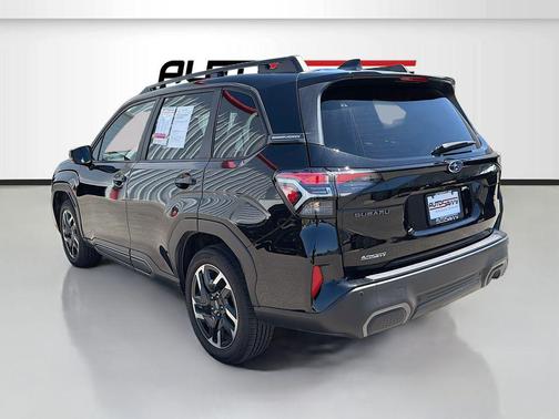 Crystal Black Silica 2025 Subaru Forester Limited