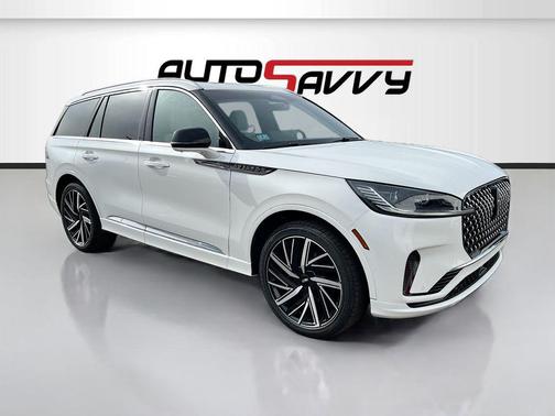 Pristine White Metallic Tri-Coat 2025 Lincoln Aviator Black Label AWD