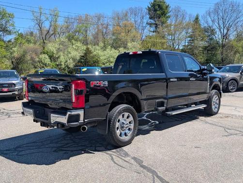 Agate Black 2024 Ford F-350 Lariat Super Duty