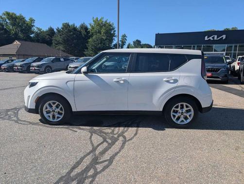 Snow White Pearl 2024 Kia Soul LX