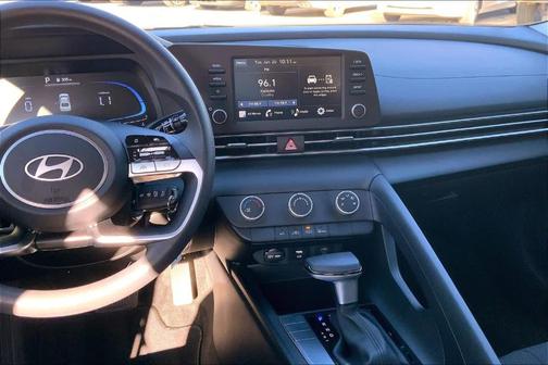 2024 Hyundai ELANTRA SE