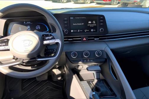 2025 Hyundai ELANTRA SE