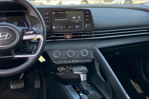 2024 Hyundai ELANTRA SE