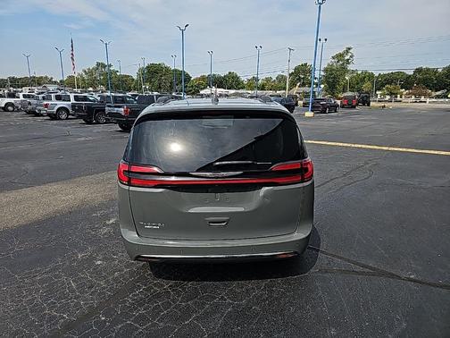 2022 Chrysler Pacifica Touring L