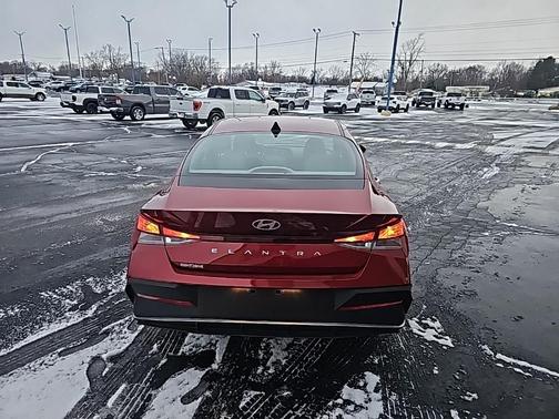 2025 Hyundai ELANTRA SE