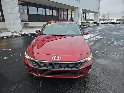 2025 Hyundai ELANTRA SE