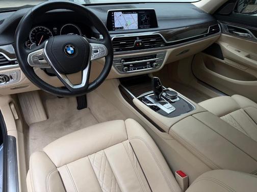 2019 BMW 750 i