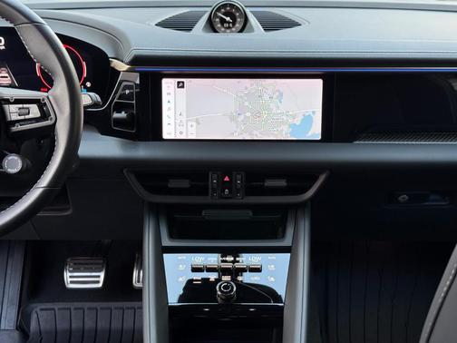 2024 Porsche Macan Turbo