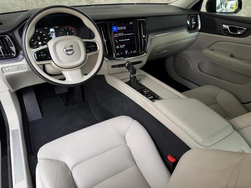 2020 Volvo S60 T5 Momentum