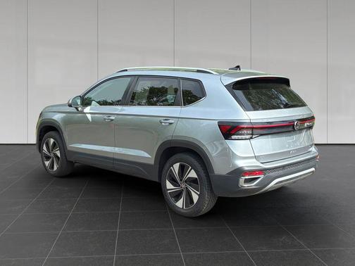Pyrite Silver Metallic 2025 Volkswagen Taos 1.5T SE