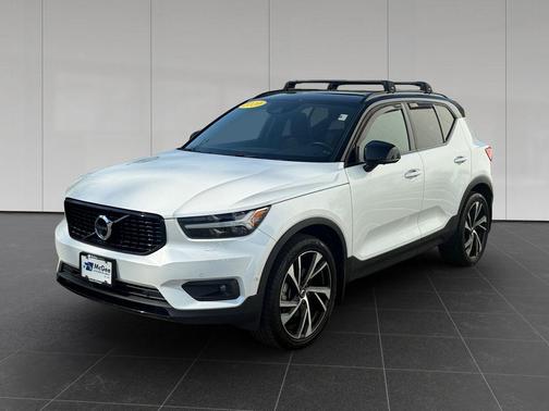 Crystal White Metallic 2020 Volvo XC40 T5 R-Design