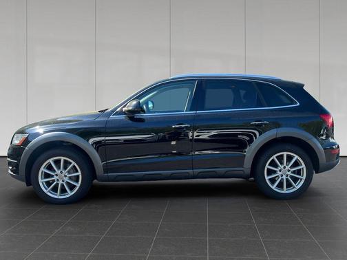 Mythos Black Metallic 2017 Audi Q5 2.0T Premium Plus