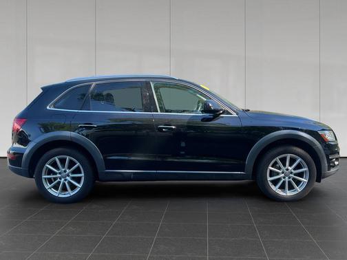 Mythos Black Metallic 2017 Audi Q5 2.0T Premium Plus