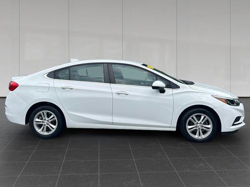 Summit White 2017 Chevrolet Cruze LT